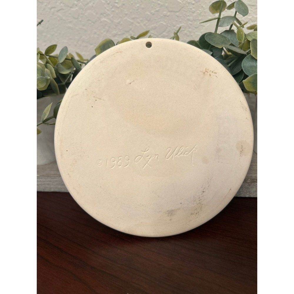 Vintage 1989 stone bread warmer signed by artist Lyn Ulick - Picture 3 of 3